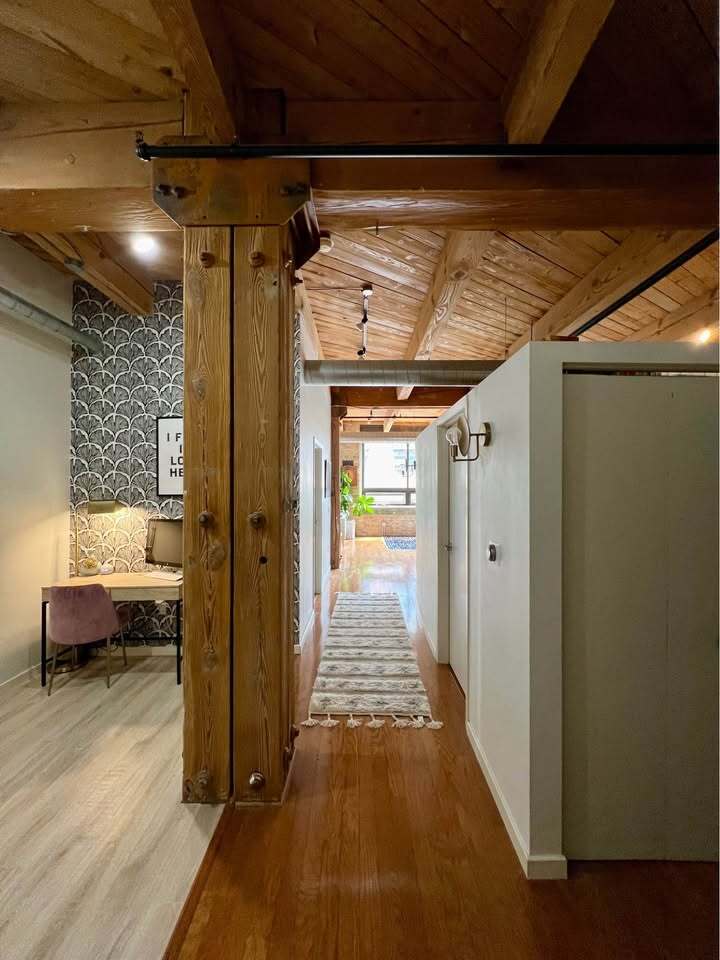 Entry hallway. - 234 E Reservoir Ave