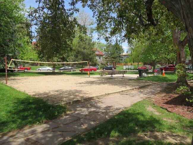 Building Photo - 2 Bed 1 Bath Top Floor Corner Unit Condo