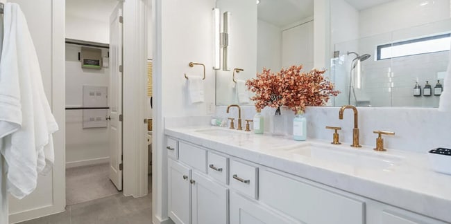 Building Photo - lovely turnkey 3bd fenced in yard