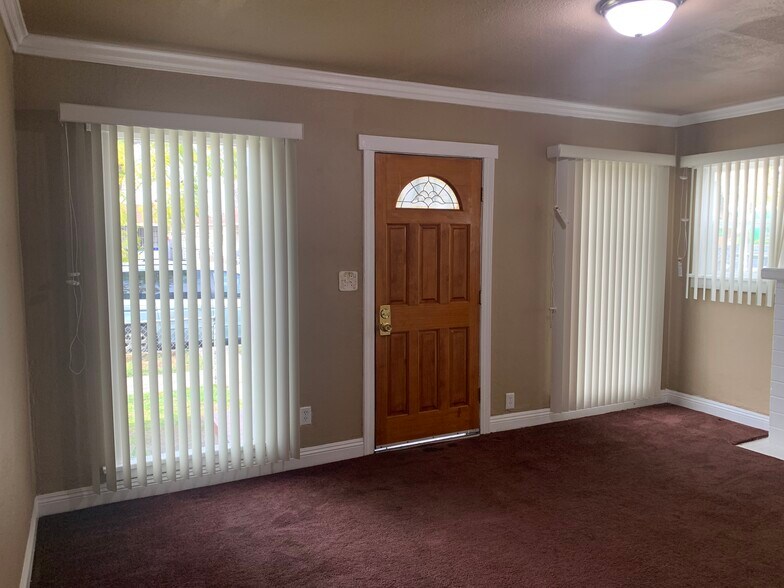 Building Photo - 342 E 84th St