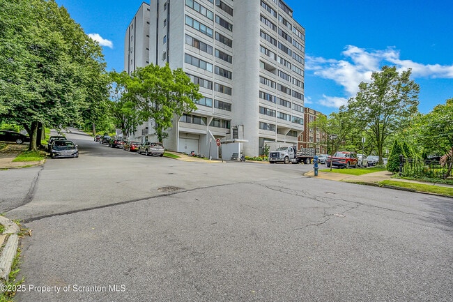 Building Photo - 550 Clay Ave