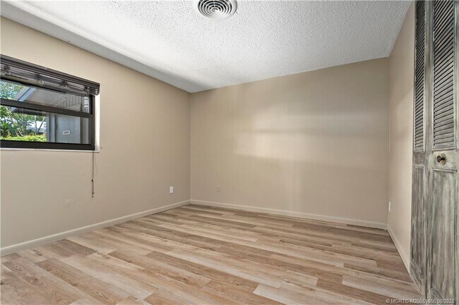 Building Photo - 2563 NE Palm Ave