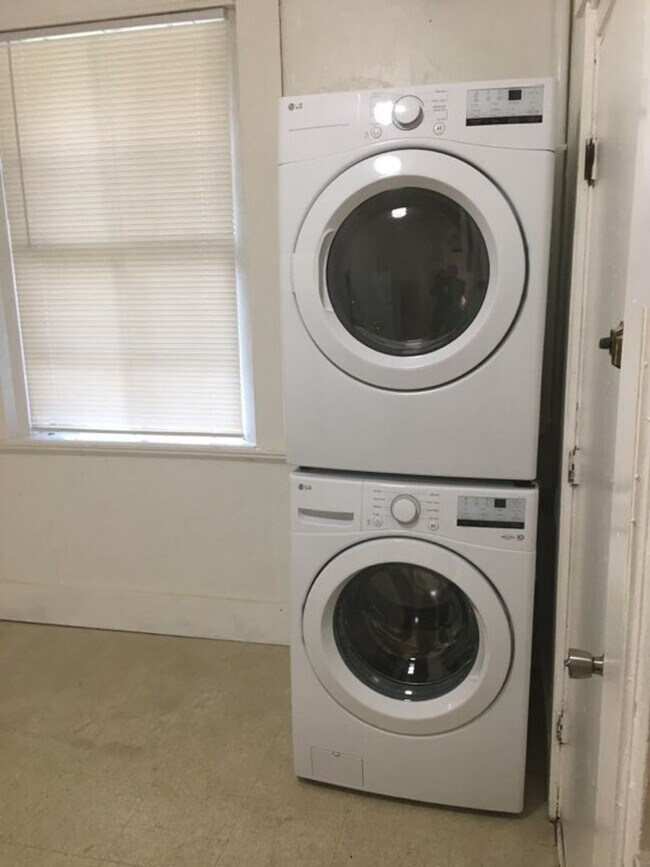 Building Photo - Great Allston 3-bed with Washer/Dryer and Private Deck!