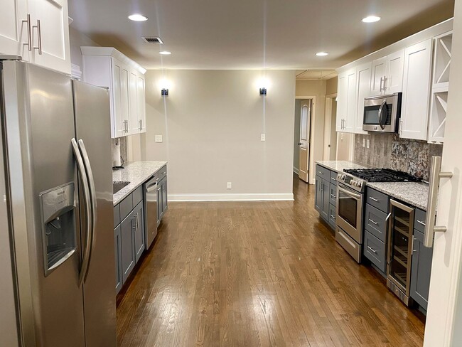 Building Photo - Welcome to this stunning 3-bedroom, 2-bath...