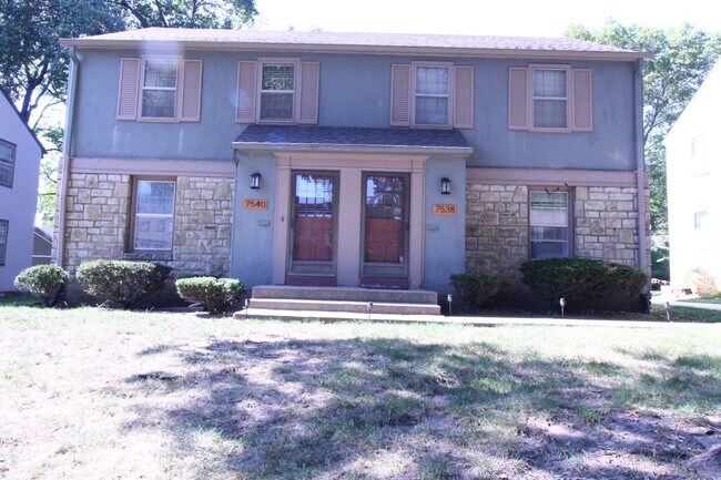 Primary Photo - October FREE On This 2 Bedroom 1 Bath Dupl...