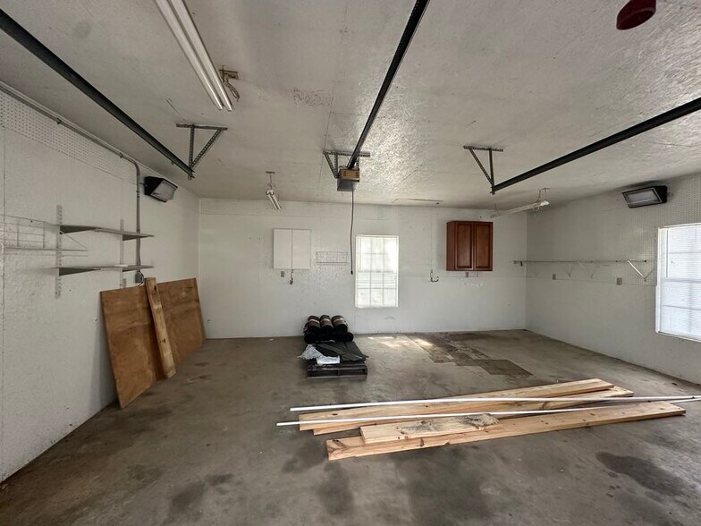 Detached 1 car garage - 500 Colonial Dr