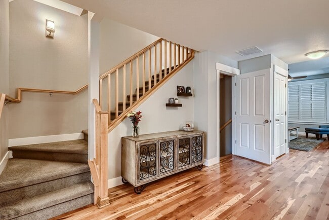 Building Photo - Long Realty & Property Management - Wonderfully Located Townhome in Great Neighborhood