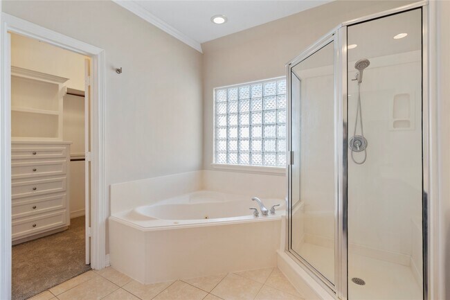 Building Photo - 1515 Hyde Park Blvd