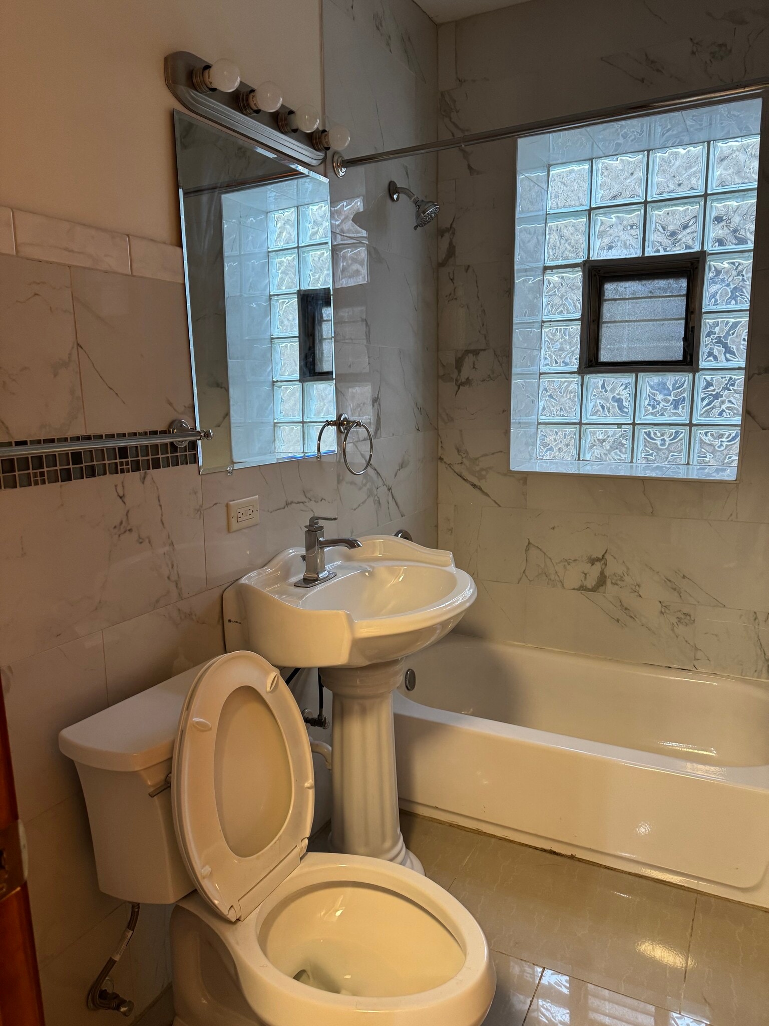 Building Photo - 6140 N Mozart St