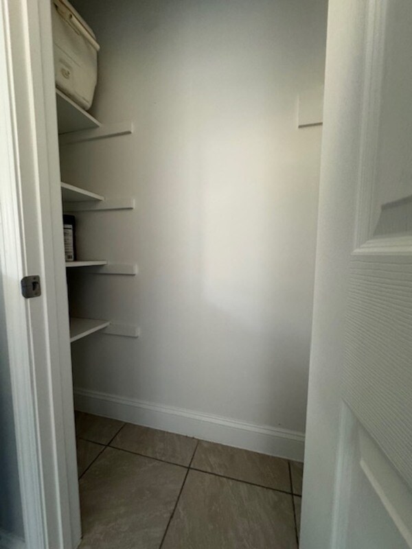 Building Photo - 584 Lakeview Rd