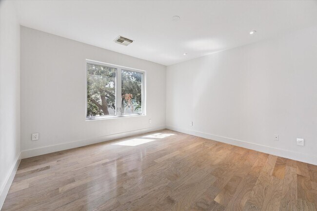 Building Photo - 1222 Marconi St