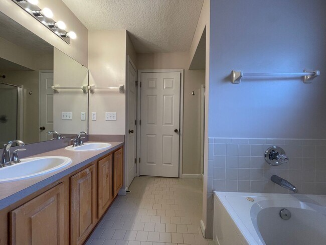 Building Photo - **COMING SOON** Large Three bedroom in Orange Park