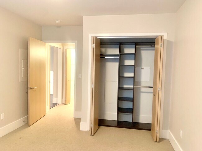 Building Photo - Spacious Centrally Located 1 bed + Den/ 1....
