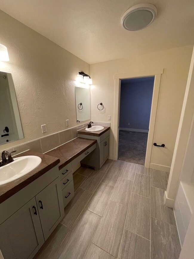 Building Photo - Beautiful Pet Friendly Home