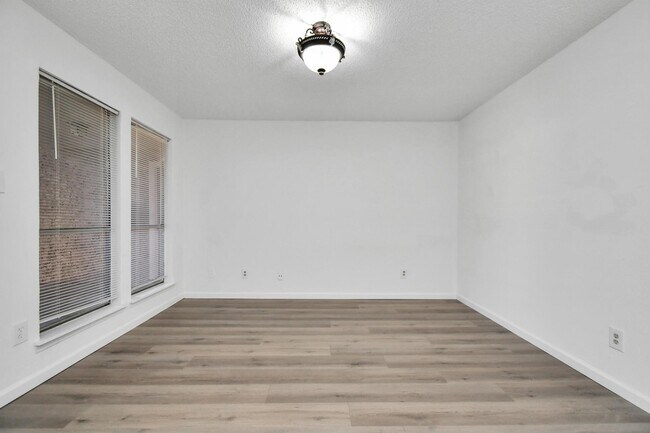 Building Photo - 10855 Meadowglen Ln