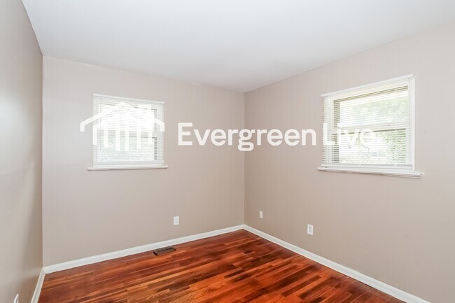 Building Photo - 651 Fairborn Rd