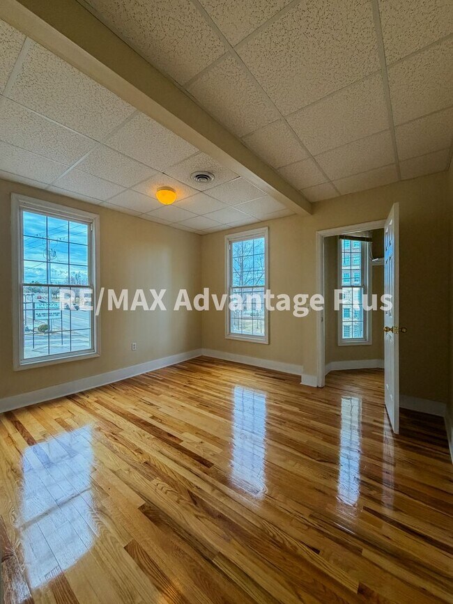 Building Photo - 400 S Main St