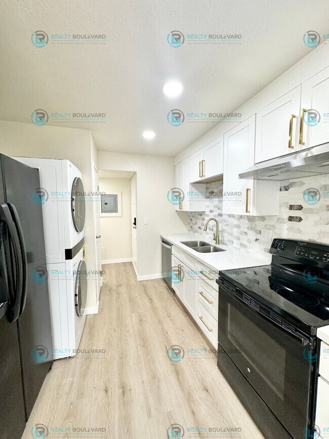 Building Photo - 2-Bedroom Condo with Modern Upgrades