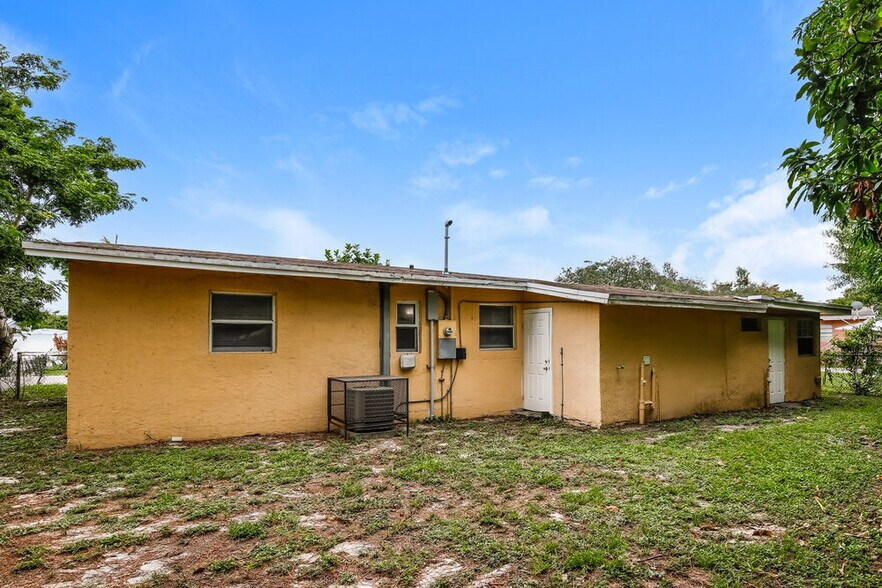 Building Photo - 1709 NW 16th Ct