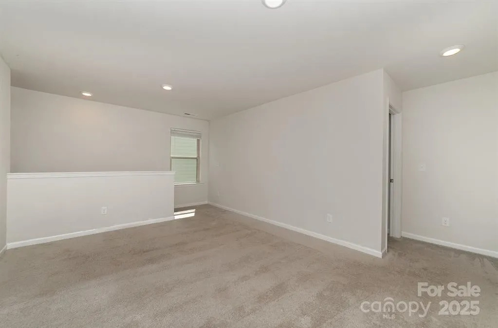 Building Photo - Room in House on Eastcott Ave