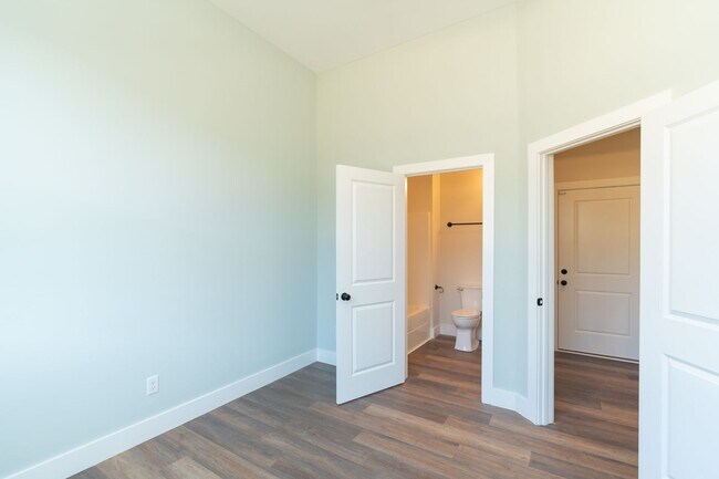 Building Photo - Modern 4 Bedroom Townhome in Southside Chattanooga