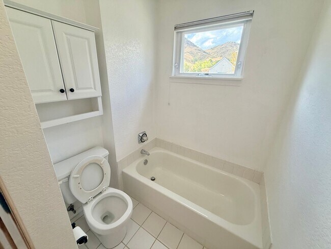 Building Photo - 537 Canyon View Dr