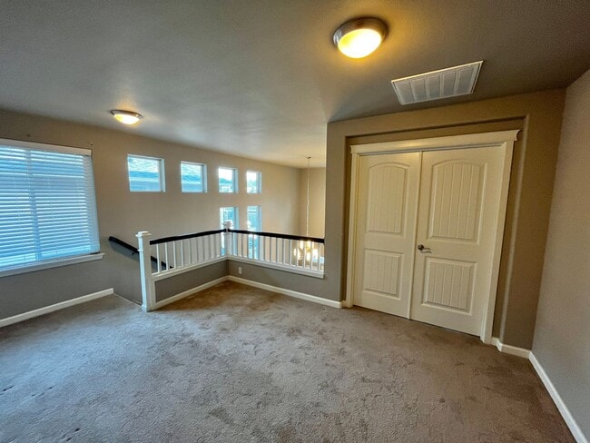 Building Photo - Large 4bed/3bath Home