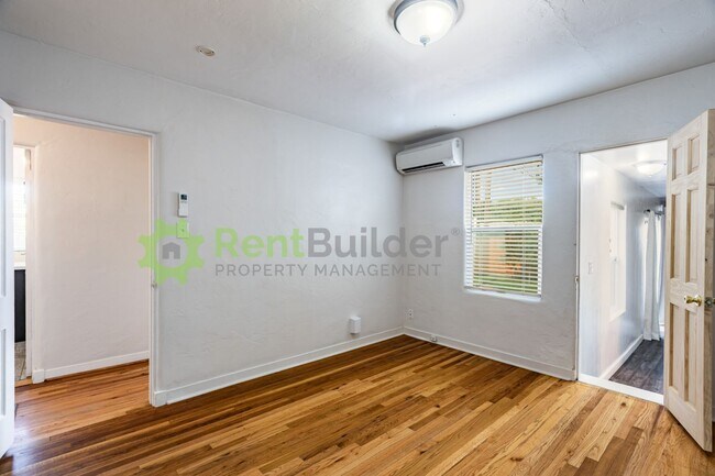 Building Photo - 816 Loma Vista Dr NE