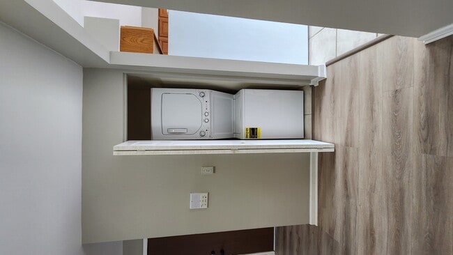 Building Photo - 400 Echo Ln