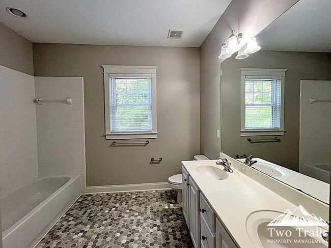 Building Photo - GORGEOUS 4 BED/2.5 BATH IN BILTMORE PARK