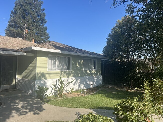 Building Photo - 137 Las Flores Ave