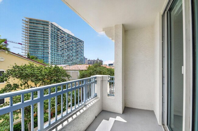Building Photo - 403 S Sapodilla Ave