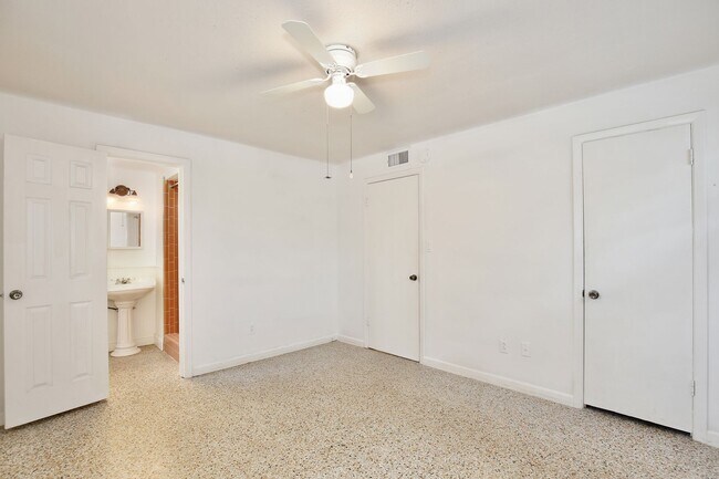 Building Photo - Beautiful 3/2 Spacious Pool Home with a Fe...