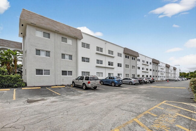 Building Photo - 581 Blue Heron Dr