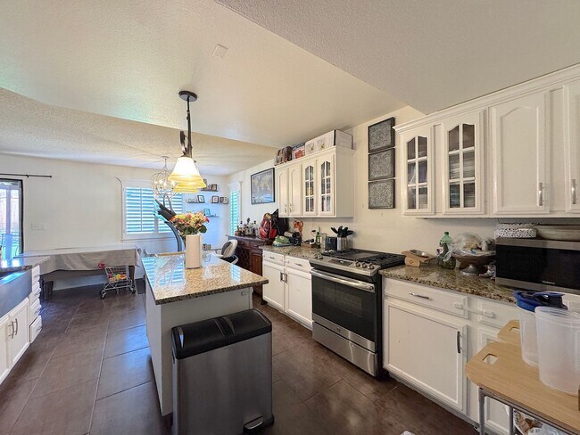 Building Photo - East El Paso 4 bed Refrig A/C w/Gorgeous L...