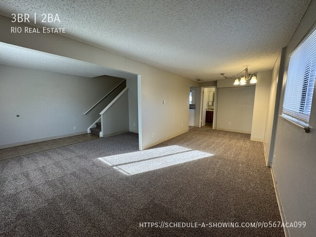 Building Photo - Spacious Split level 3 Bed/2 Bath Town hom...