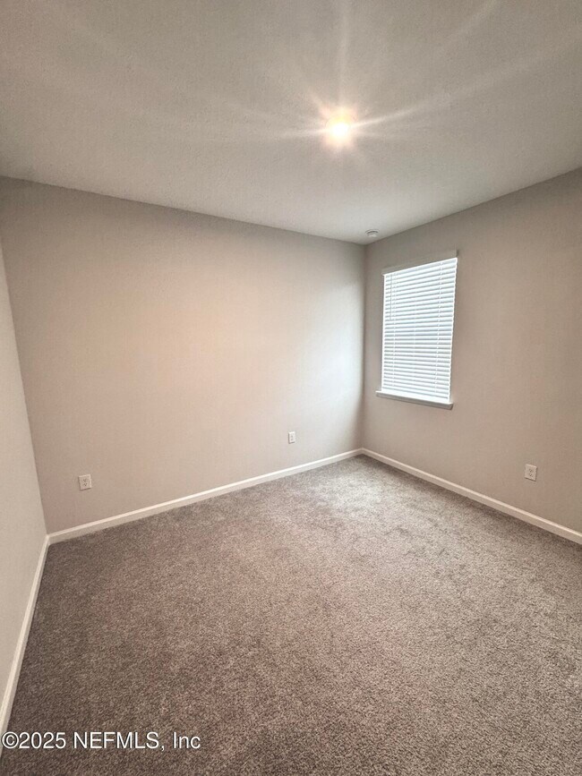 Building Photo - 68 Spruce Hl Pt