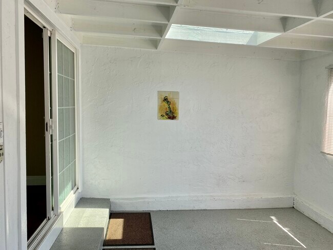 Building Photo - 5104 Westmont Ave