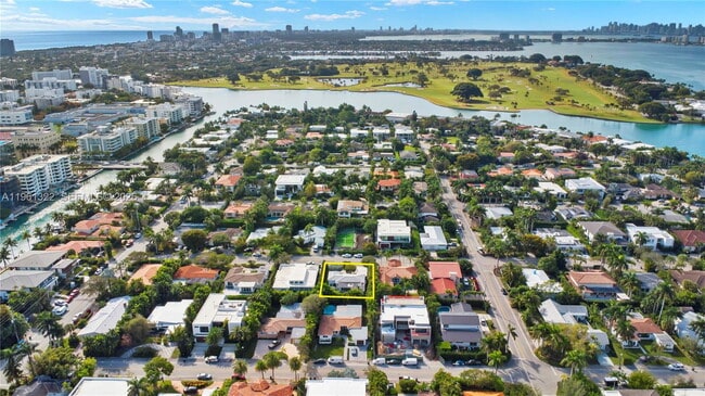 Building Photo - 1261 NE 98th St