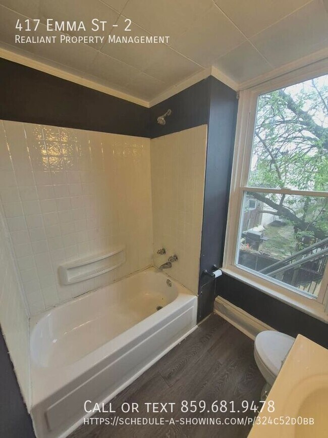 Building Photo - 417 Emma St