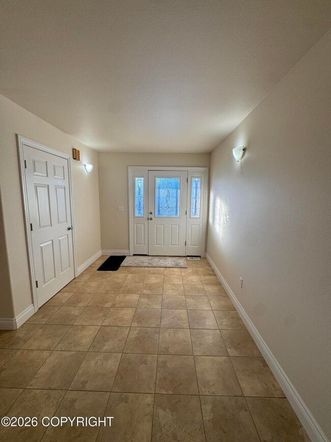 Building Photo - Stunning home in Goldenview