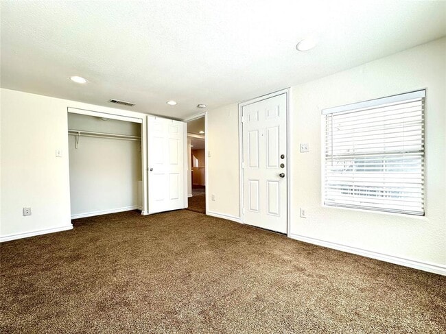 Building Photo - 3024 E 12th St