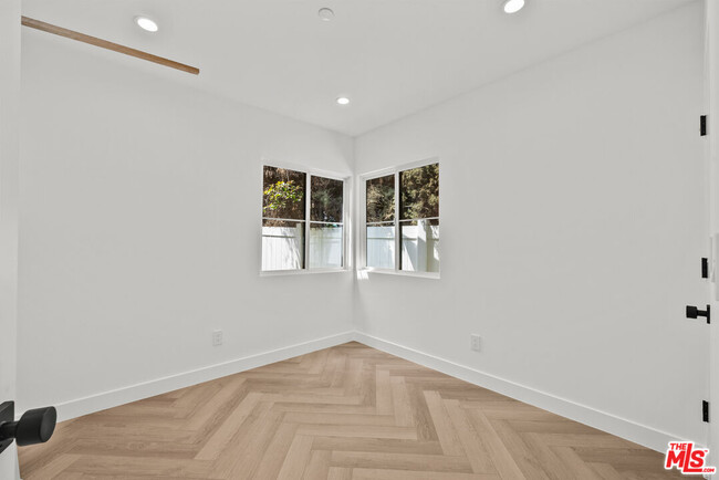 Building Photo - 847 Huntley Dr