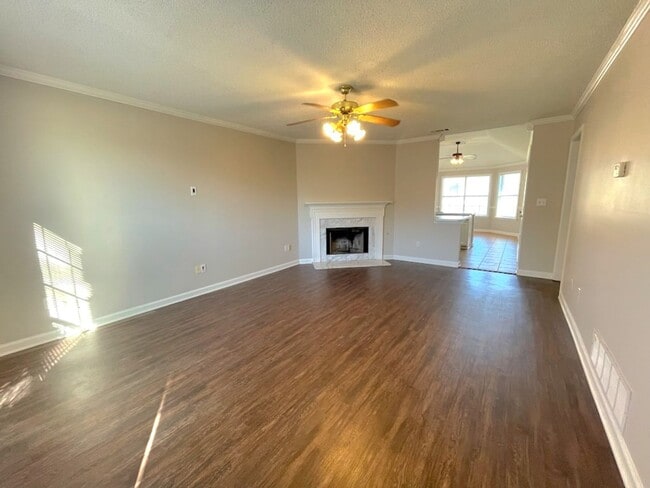 Building Photo - MOVE IN TODAY!