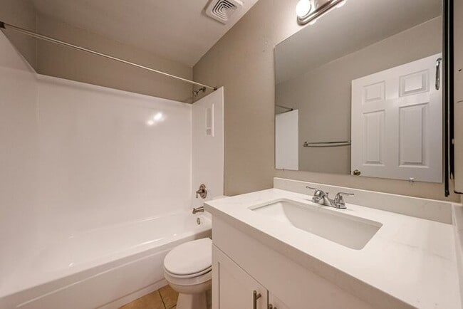 Building Photo - 5BD 3BA with Pool in West Chandler!