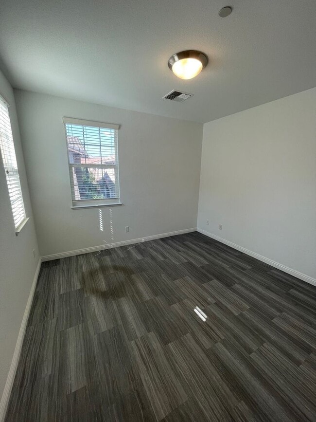 Building Photo - Move-In Ready Damonte Ranch Townhome