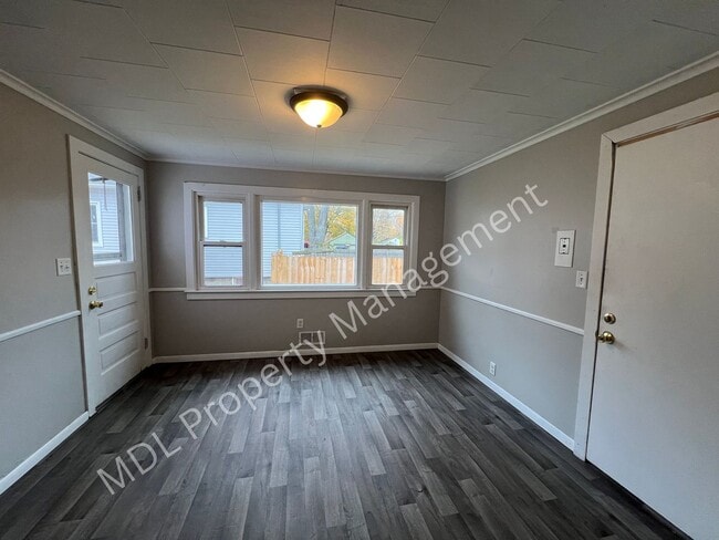 Building Photo - Spacious 5-Bedroom Home- This won't last long- Call NOW 989-895-1590