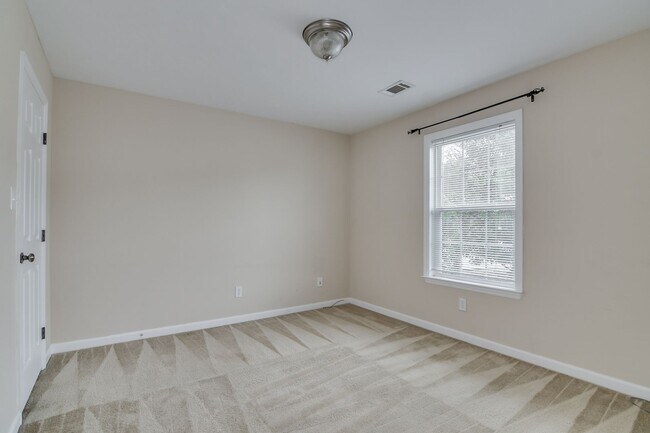 Building Photo - End Unit Townhome!
