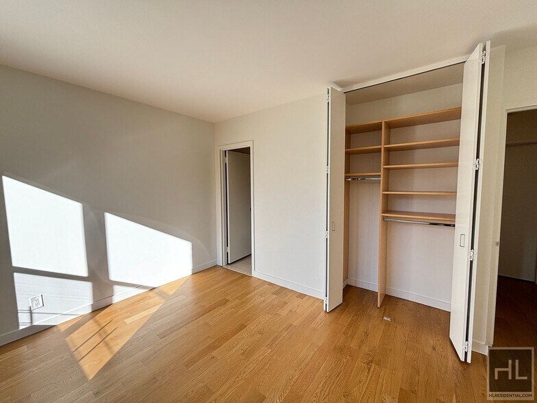 Building Photo - no fee 3 bedroom 2 bathroom with laundry -...