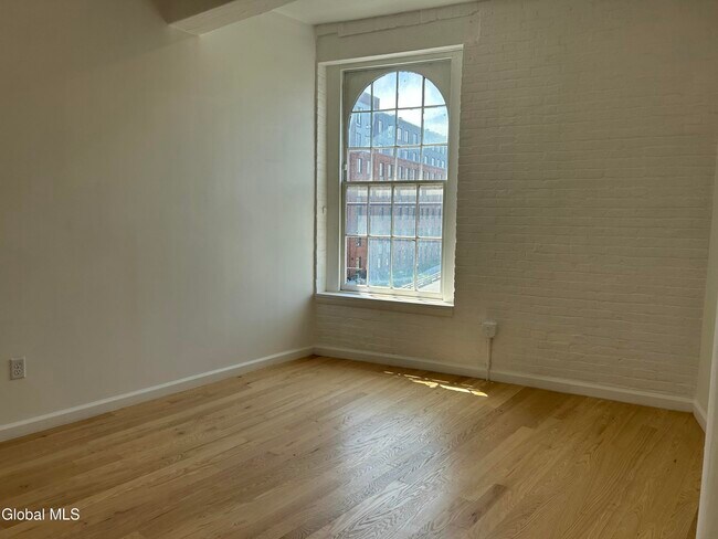 Building Photo - 155 River St